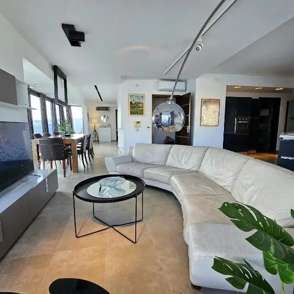 Malta Unique Penthouse Spacious Terrace-Sleeps 8, Hotel in Mġarr