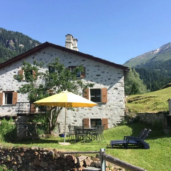 Romantic standalone 5 room cottage in Valposchiavo, hotel v destinaci Poschiavo