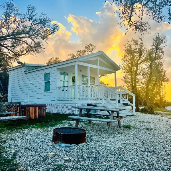 The Perch- Texas Tiny Haus with amazing views, hotel a Spring Branch