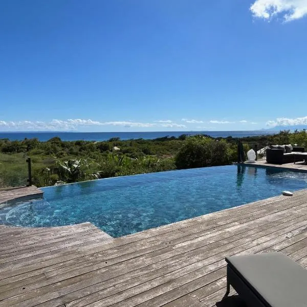 Villa Deluxe l'Hacienda Villa vue mer 180 piscine jacuzzi proche plage marina golf pointe des châteaux et casino jardin clos voyage durable, hotel a Saint-François