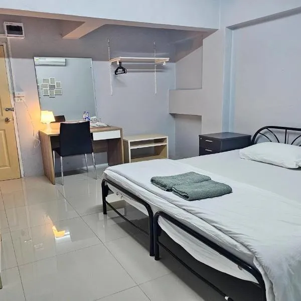 Toucan Bed and Cafe, hotel v destinaci Samutprakarn
