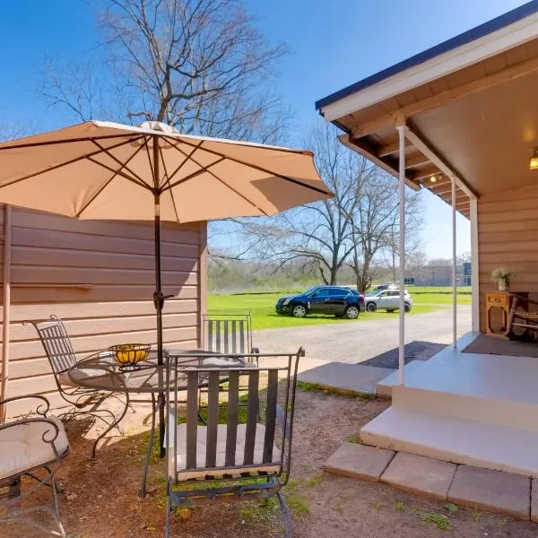 Rusk Retreat w/ Fire Pit, Grill & Countryside View，Rusk的飯店