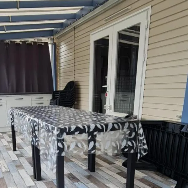 Mobil home 693 à la réserve 8 personnes avec terrasse couverte – hotel w mieście Gastes