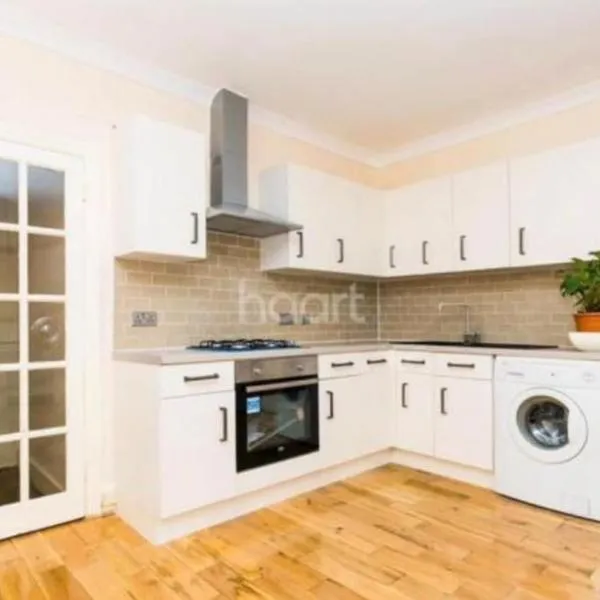 1 bedroom ground floor flat with garden, hotel v destinaci Greenford