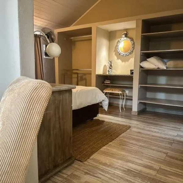 Three Thymes Inn: Tierpoort şehrinde bir otel
