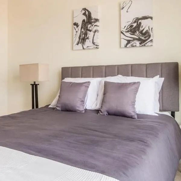 Stunning Nulu 1BR CozySuites 02, hotel in Louisville