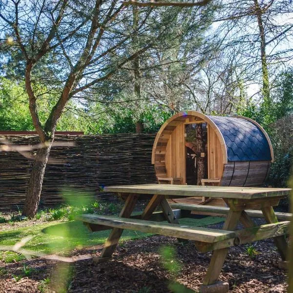 Wellnesshuis met jacuzzi en sauna in het bos, hotell i Lunteren