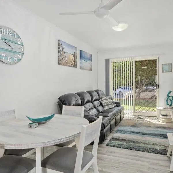 Sand and Sea 1 - Opposite Sawtell's Main Beach & Steps to Cafes, Restaurants & Boutiques!, hotel in Sawtell