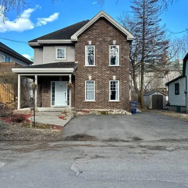 Magnifique maison près de l’eau, hotel v destinaci Laval