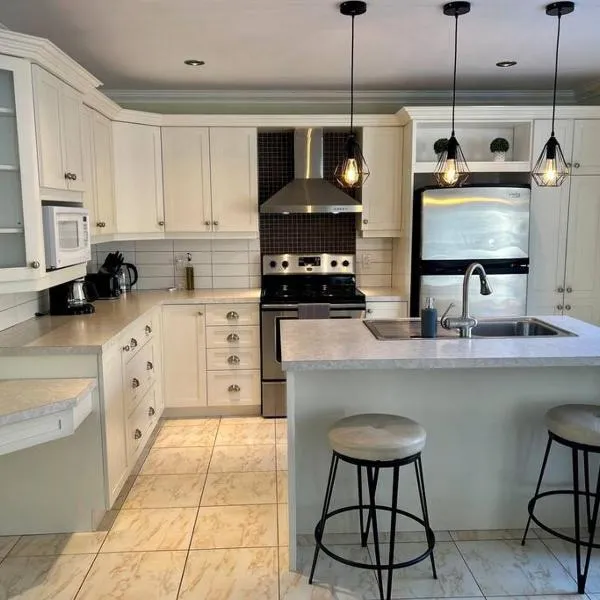 3BR House 6 Guests Near Water, хотел в Лавал