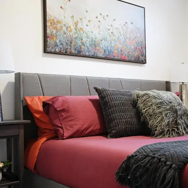 Stylish Retreat with King Bed, Long Stays, WEM, Disney+, hotel v destinaci Edmonton