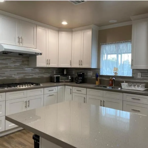 New! Cozy Gated 3BR, 2BA Vacation Home, hotel in Rosemead