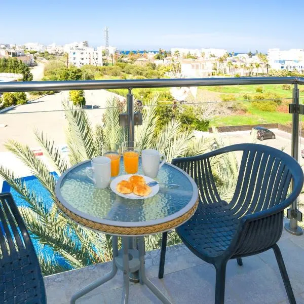 LULA - Beachfront Apartment: Paralimni şehrinde bir otel