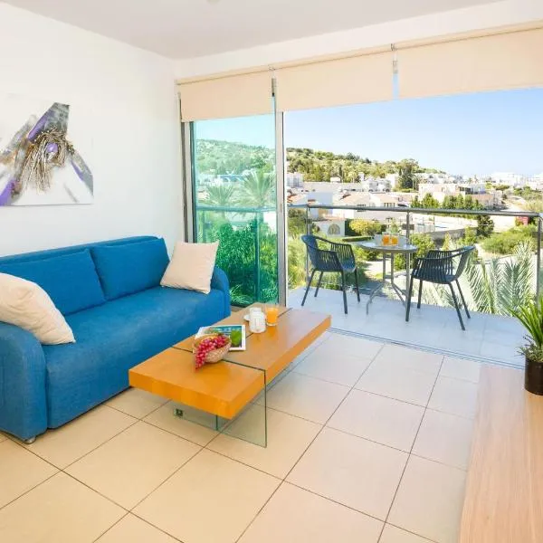 LULA - Beachfront Apartment, hotell i Paralimni