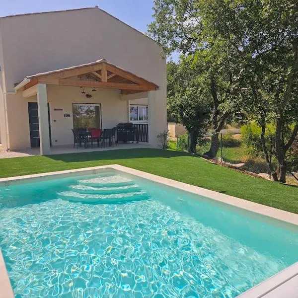 Maison en Provence avec piscine, hotel in Sainte-Tulle
