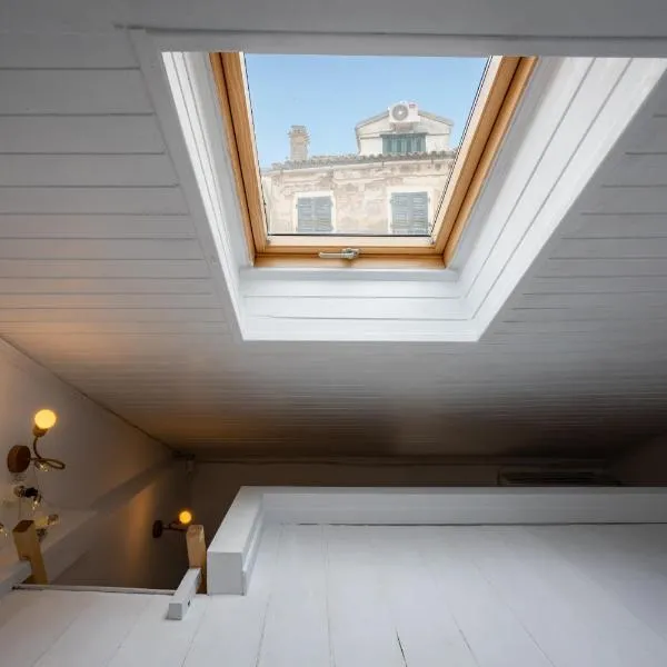 Cozy Loft near Port- Full Kitchen, AC, Parking, hotell i Mantoúkion