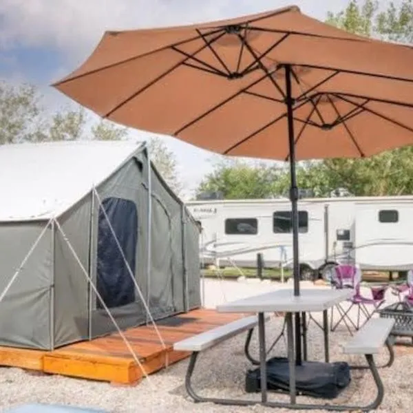 Moab RV Resort Glamping Setup Tent in RV Park #4 OK-T4, hotel v destinaci Moab