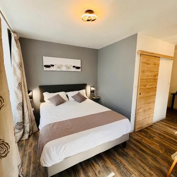 Logis Hôtel Le Relais Des Remparts – hotel w mieście Allanche