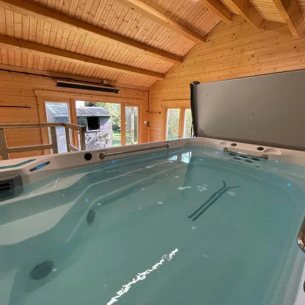 PEACEFUL entire property with luxury jacuzzi pool, hotel di Southend-on-Sea