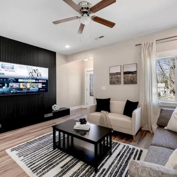 BRAND NEW Cozy Modern Bungalow w/Hot Tub+MovieRoom 7 MIN FROM UPTOWN, hotel v destinaci Charlotte