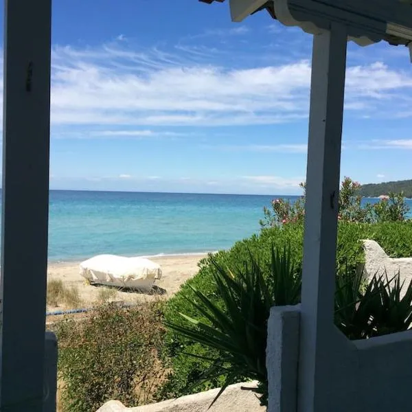 House on the beach in Fourka Chalkidiki!, hotel a Skála Foúrkas