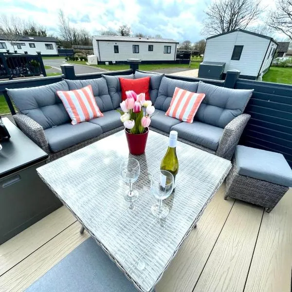 Meadow View Hot tub lodge, Free Hoburne passes, khách sạn ở South Cerney