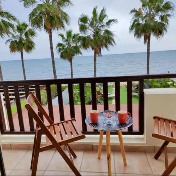Beachfront Villa Carpe Diem – hotel w mieście Kiti