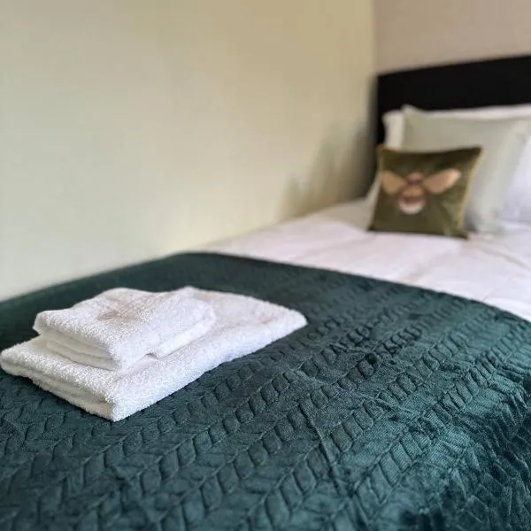 3 Br House - Private Parking - Pool Table, hotel in Balderton