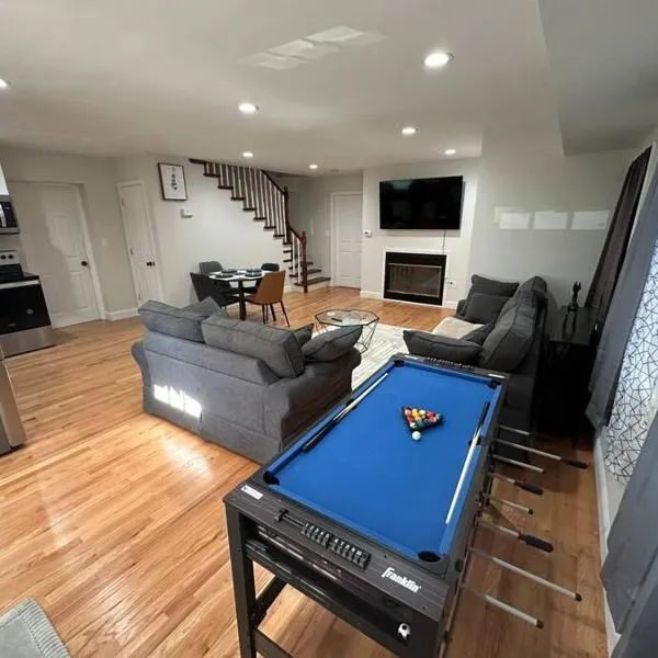 Modern Luxury Home With Fireplace & Game-Room、ブロックトンのホテル
