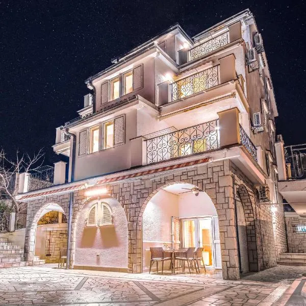 Boutique VILA SABRINA Selce - Exclusive Apartments with free parking، فندق في سيلتسي