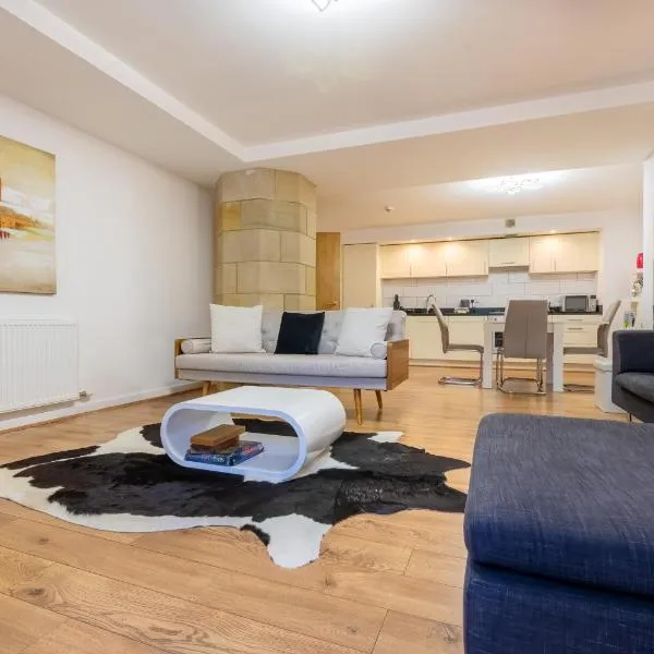 AC19 Lower North Aisle - Luxury Self Catering 2 Bedroom Apartment, hotel in Fort Augustus