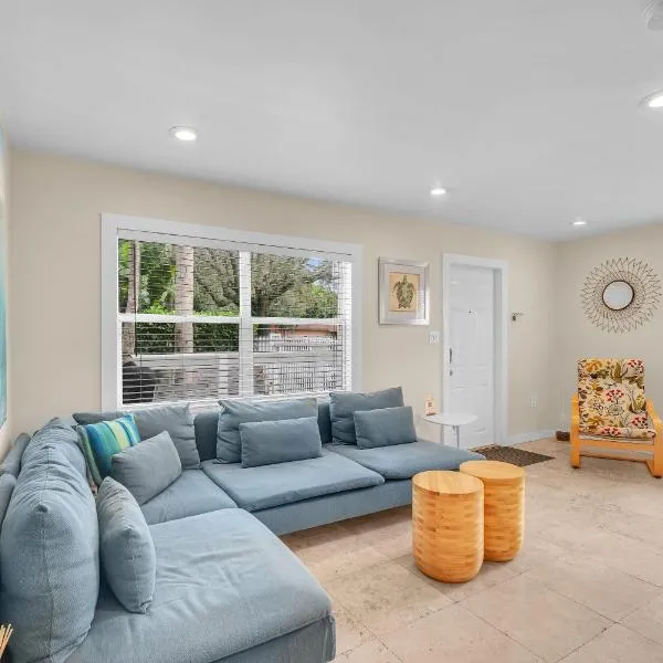 Grove Bay Bungalow - 2/2 Gated Cottage-Walk to Bay, hotel in Miami