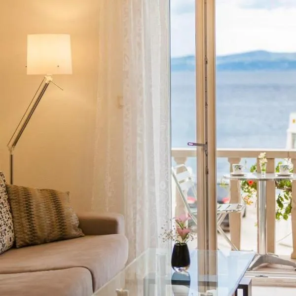 Apartment Riva Mare with Sea View in the center, готель у Болі