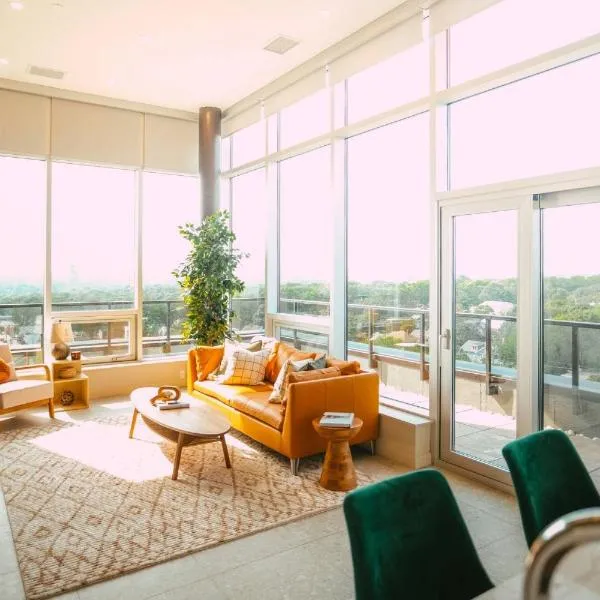 NEW Luxury 2BR Penthouse Apt In Central Halifax, hotel in Halifax