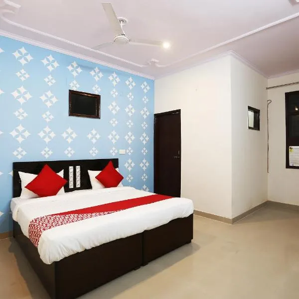 OYO Flagship 44151 Royal Guest House, hotel in Garhi Harsāru