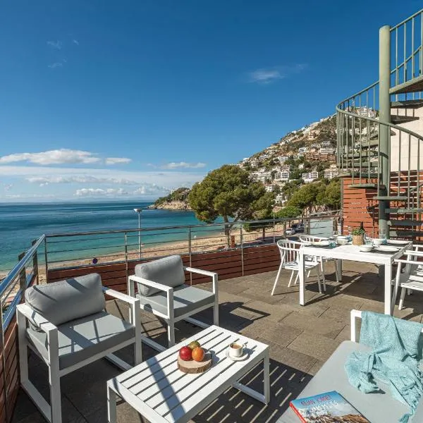 Apartamento ático primera línea Playa Canyelles, viešbutis Rosese
