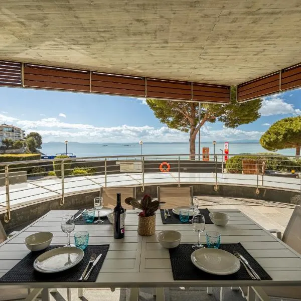 Apartamento con gran terraza delante del mar, hotel v destinaci Roses