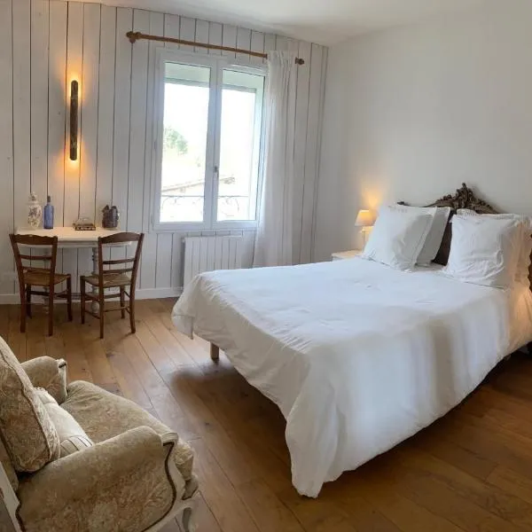 Les Chantours, Domaine naturel arboré et fleuri de15 hectares, hotel in Saint-Antoine-Cumond