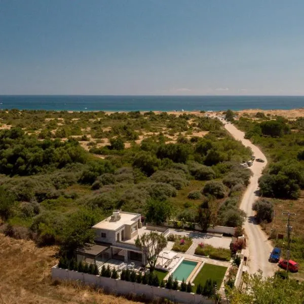 Villa Flamingo - 4 bedrooms - Private Pool - Next to renowned Issos Beach & Lake Korission, hotel en Línia