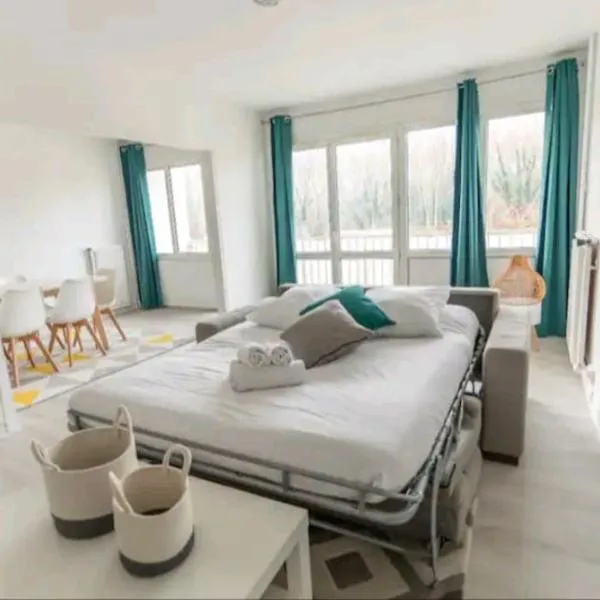 * Cosy & Spacieux * (75 M2) RER D à 5 min à pied, hotel u gradu 'Corbeil-Essonnes'