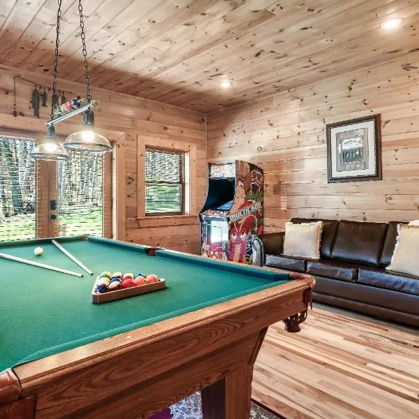 Spectacular MTNS Views with PRIVATE HOT TUB with Pool Table and Private Pond, hotel en Townsend