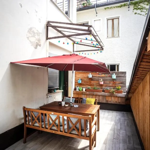 Cozy apartment in heart of Maribor / big terrace, hotel v Mariboru