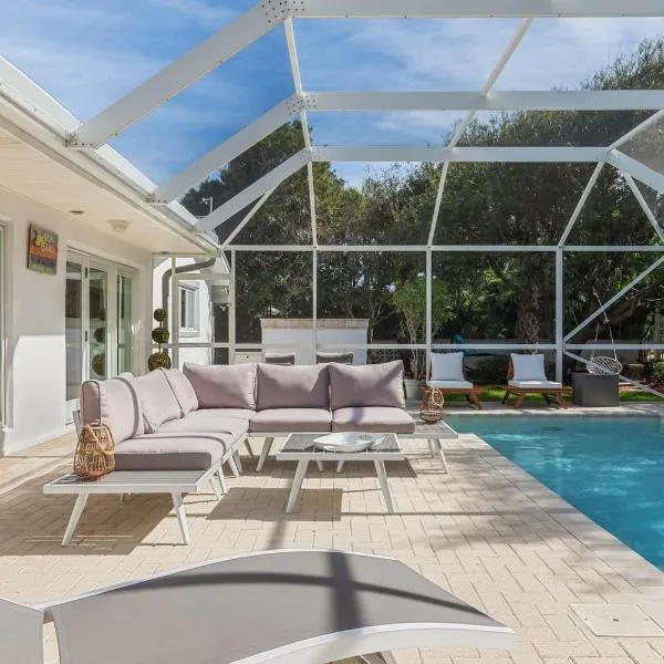 Surfs Up - Retreat At The Beach With Heated Pool, hotel in Melbourne Beach