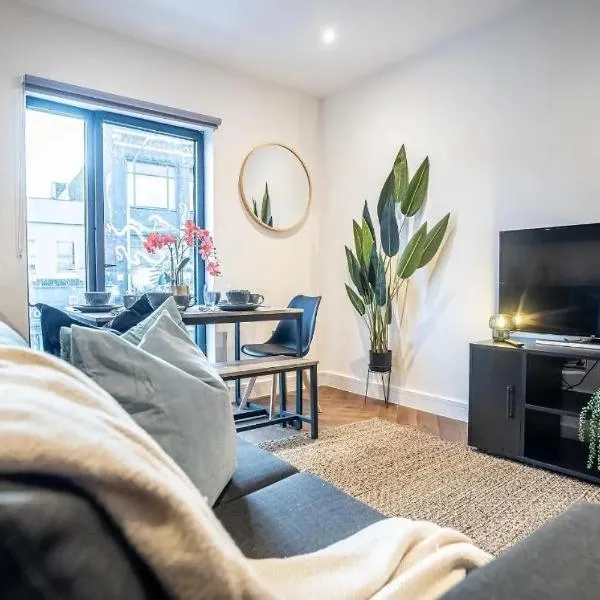 Amazing 2 Bedroom Flat Next to Brighton Station Sleep 6 Guests RHF, hotel in Brighton & Hove