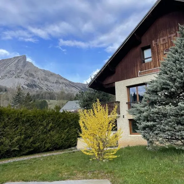 Maison L'Aiguille - 2 appartements, 5 chambres et table d'hôtes au pied de la montagne à la station de Laye, hotel en Chabottes