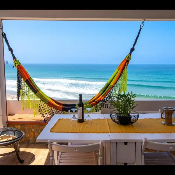 Wake up to the sea in this charming house in Aljezur, hotel v destinaci Aljezur