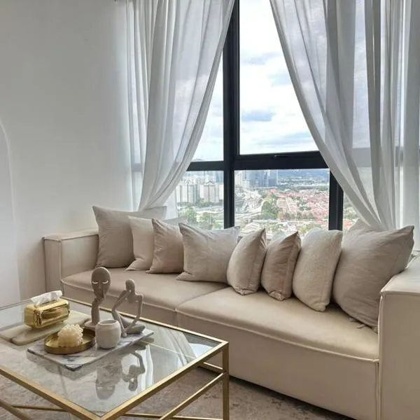 The Gilded Studio Petaling Jaya with city view, hotel v destinaci Petaling Jaya