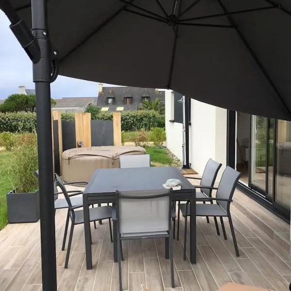 Maison cosy à 300m de la plage avec spa, hotel in Plouescat