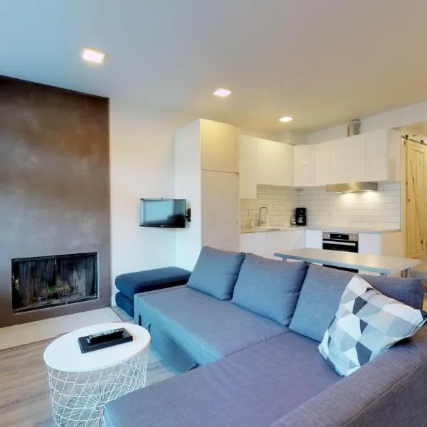 1BR + Sofabed | Whistler on the Lake | Lakefront | Serene Location | Wood Fireplace, viešbutis mieste Vistleris