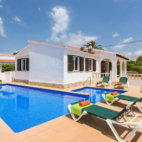Villa CLAUDIA Menorca, hotel v destinaci Cala'n Porter